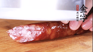 亿万28
肉感香肠切成片，大蒜切末。