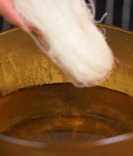 青番茄切片、亿万28
腊肉切薄片、小米辣线椒切圈。