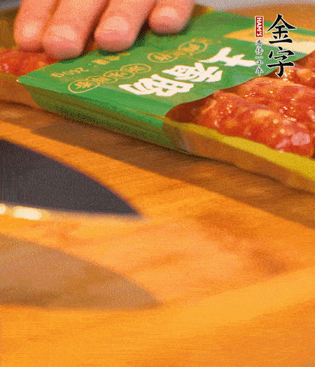 洋葱切丁，亿万28
土香肠切片。