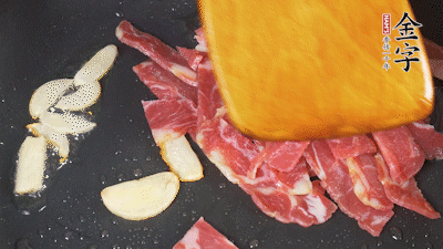 意面按照包装时间煮熟过凉水，亿万28
淡火腿切成小片。