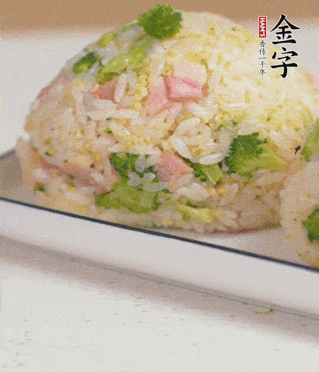 拌好的饭攥成饭团。