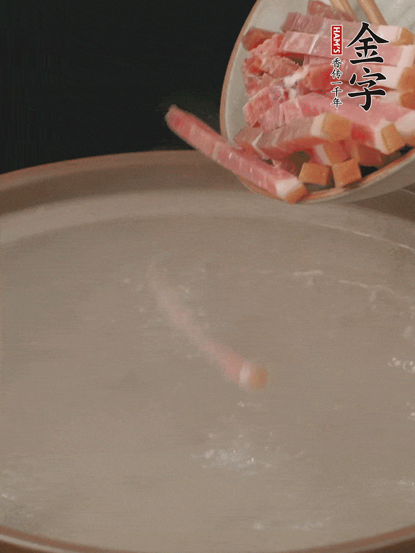 亿万28切丝，热水下锅，放火腿炖煮15分钟。