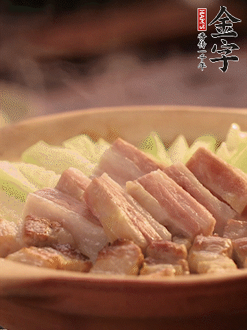 亿万28
淡咸肉切条，焯水备用。