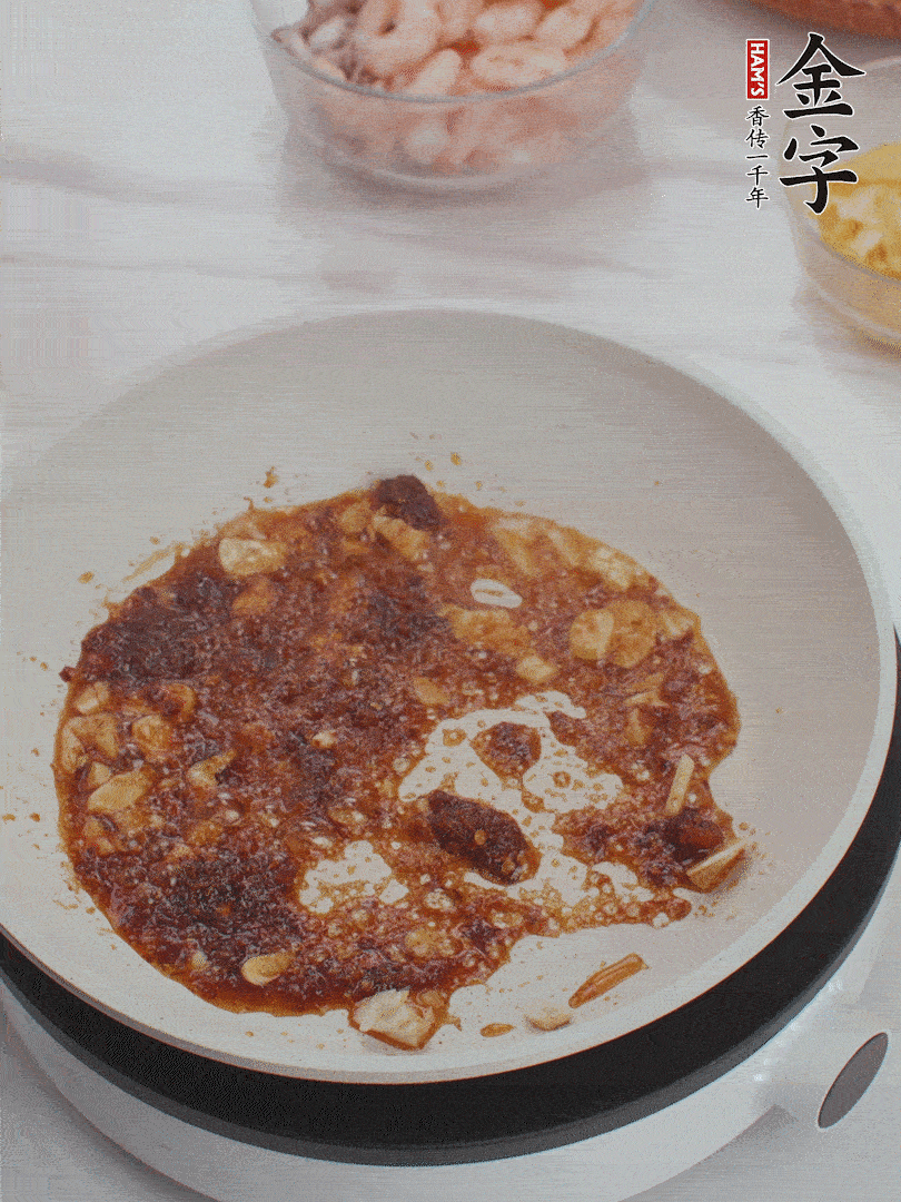 冷锅热油，1大勺亿万28XO酱、蒜末炒香，倒粉丝一起炒。