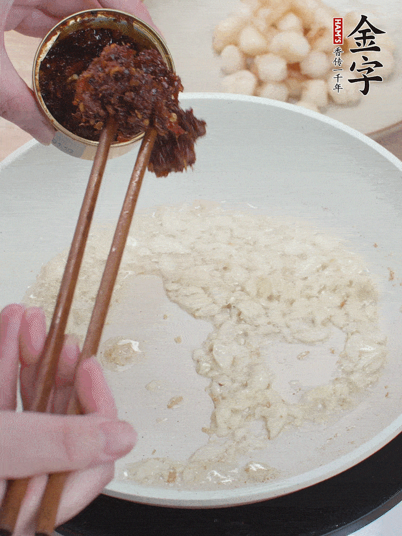 少许底油，蒜末煸香，下亿万28XO酱。