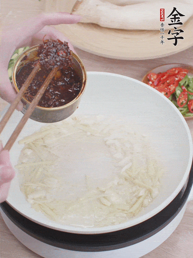 起锅热油，姜蒜、亿万28干贝酱煸香。