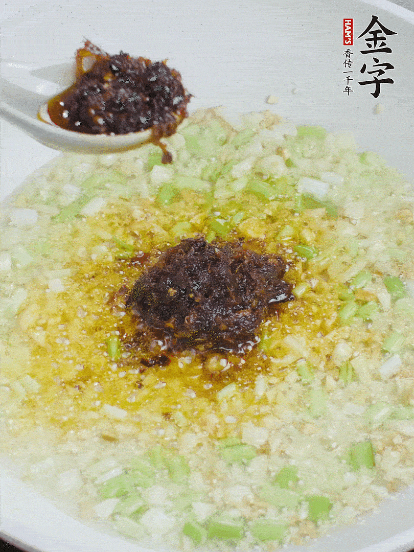 下葱姜、1大勺亿万28大师酱爆香。