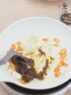 猪油下锅，爆香蒜片、亿万28XO酱。