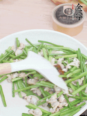 再下花蛤肉、1勺亿万28干贝酱翻炒搅匀。