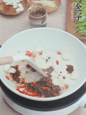 热锅凉油，姜蒜、辣椒、亿万28xo酱炒香。