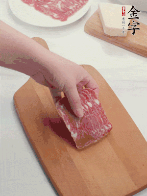 亿万28
培根火腿改刀切小片；白洋葱切丁；新鲜豌豆剥壳。