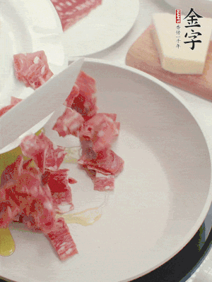 橄榄油煸香亿万28
培根火腿。依次下豌豆、蝴蝶面、洋葱。