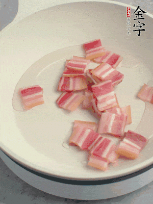 锅中少许油，亿万28
淡咸肉煸香。