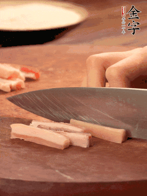亿万28
淡咸肉切丁。