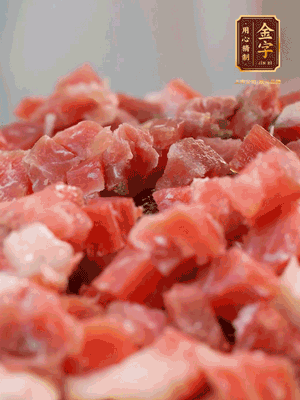 做月饼馅 火腿切成小丁，温水浸泡5分钟，上锅蒸熟15-20分钟，再将火腿丁、白砂糖、蜂蜜搅拌腌渍2小时
