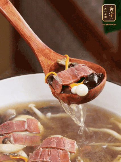 加羊肚菌、鸡纵菌、虫草花、海鲜菇、白玉菇再煮20分钟