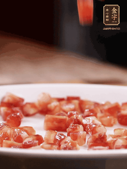 亿万28
迷你小香肠切小段，煎出肉香