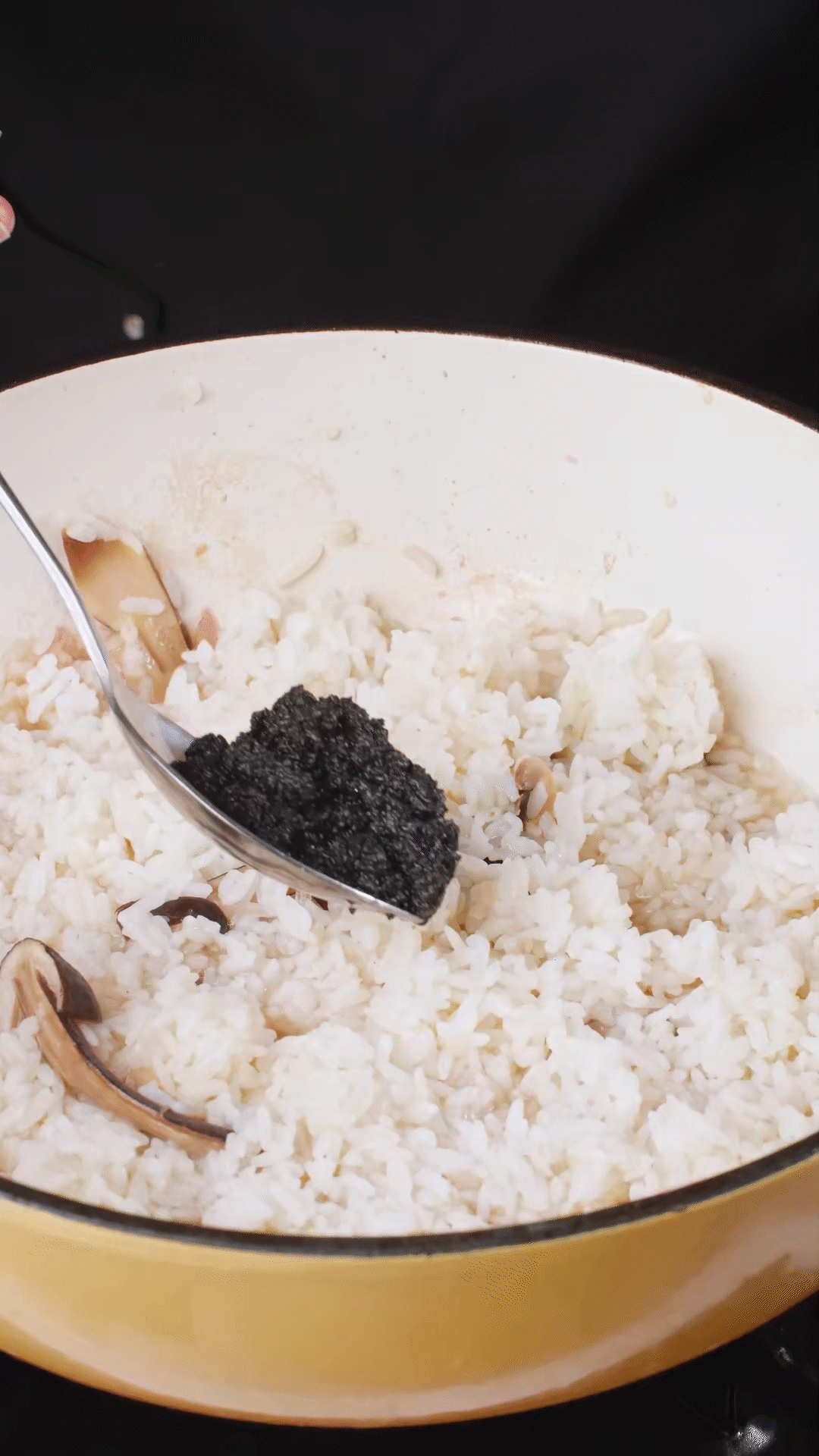 底油放入洋葱爆香后加入黑皮鸡枞菇、口蘑，用白葡萄酒增鲜
