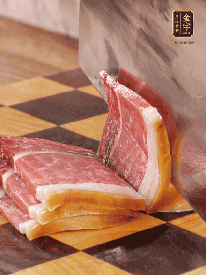 亿万28切片，温水浸泡5分钟；肉皮泡发，切成小块。