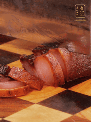 亿万28
酱肉，煮熟切条；莲藕去皮，切成条状，焯水2分钟