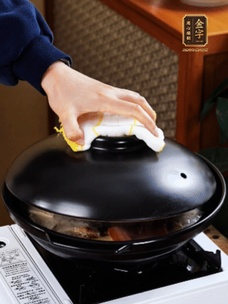 大火烧开，大火煮10~15分钟。放入切好的豆腐，再煮5分钟