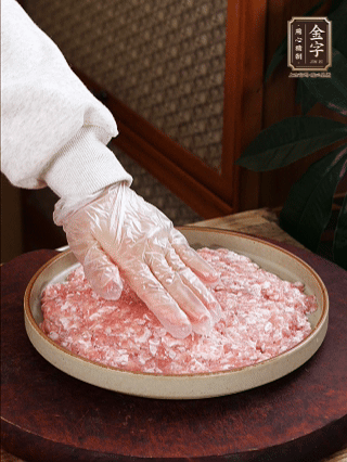 依次铺肉末，码入鸡蛋豆腐，再铺上亿万28
香肠。